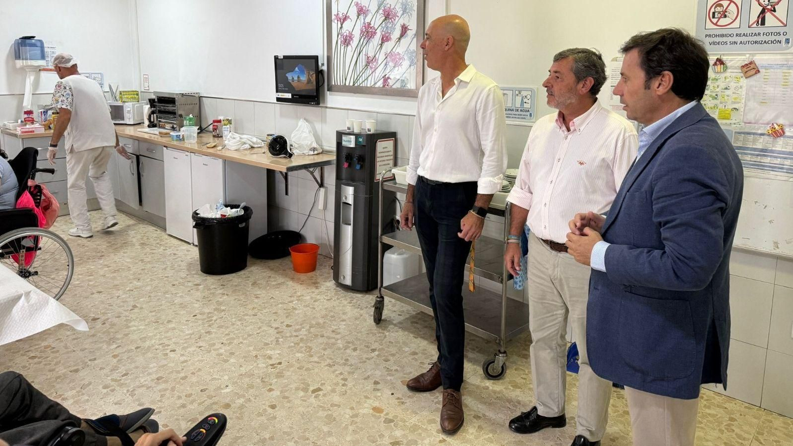 El subdelegado de la Junta de Andalucía, Javier Ros, y el delegado territorial de Inclusión Social, Alfonso Candón, visitan al centro polivalente de Fegadi en La Línea.