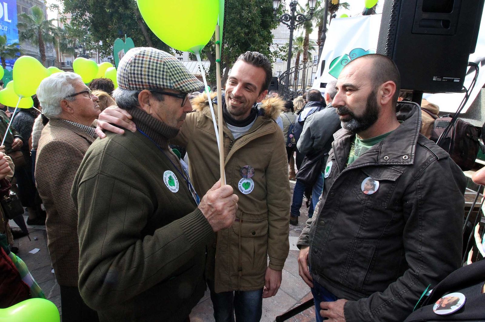 Imágenes de la concentración en la Plaza de las Monjas pidiendo justicia para las víctimas del doble crimen de Almonte