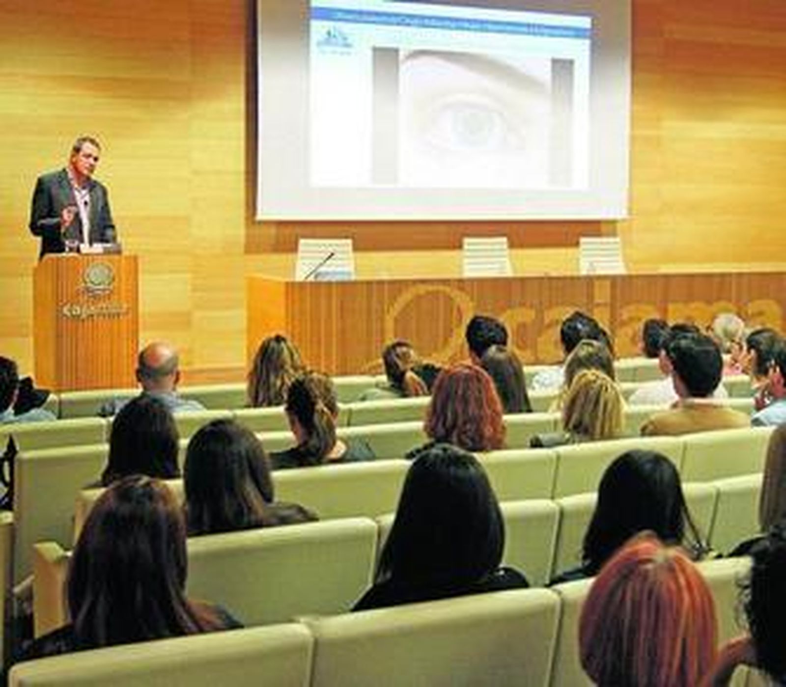 El doctor Joaquín Fernández durante el ciclo de Cajamar.