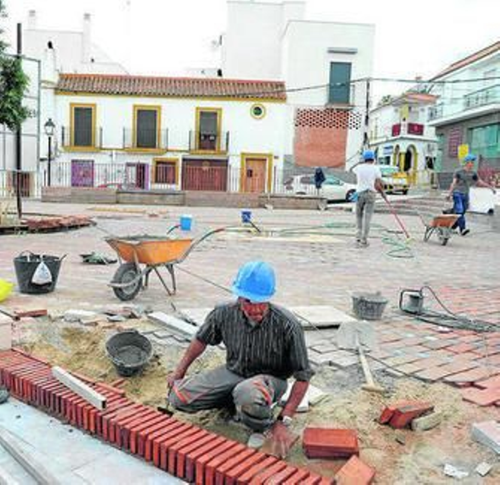 Un obrero trabaja en la Plaza de la Cruz, ayer.