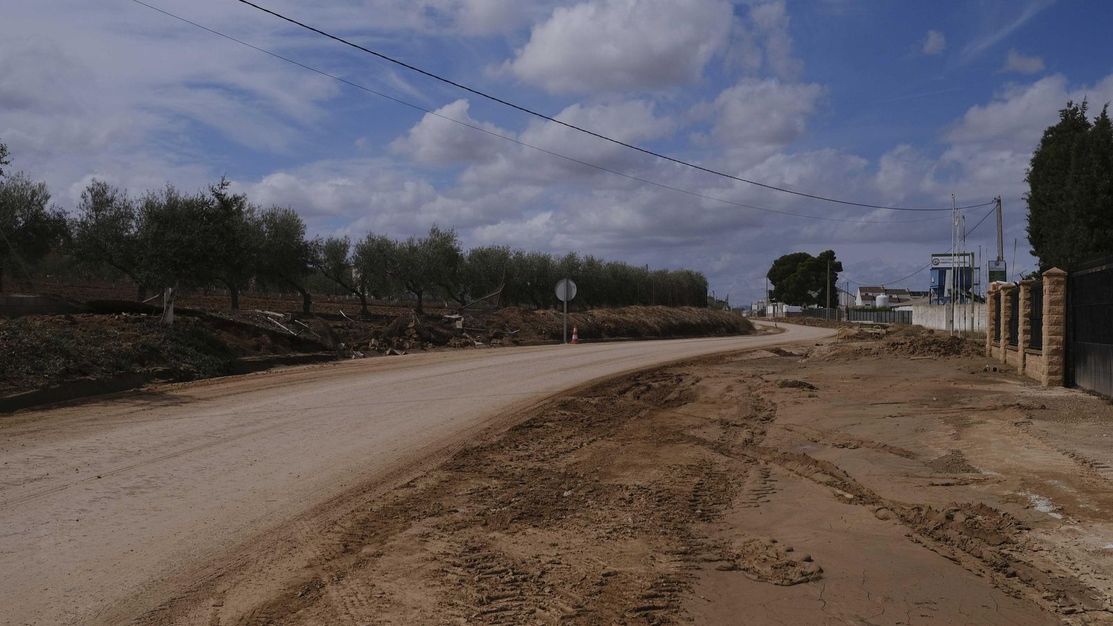 En barro sigue estando acumulado en la entrada al municipio desde Fuente de Piedra.