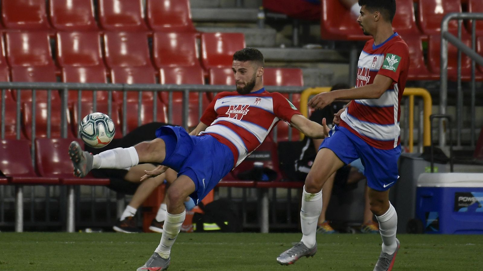 Domingos Duarte despeja el cuero ante la mirada de Gil Dias.
