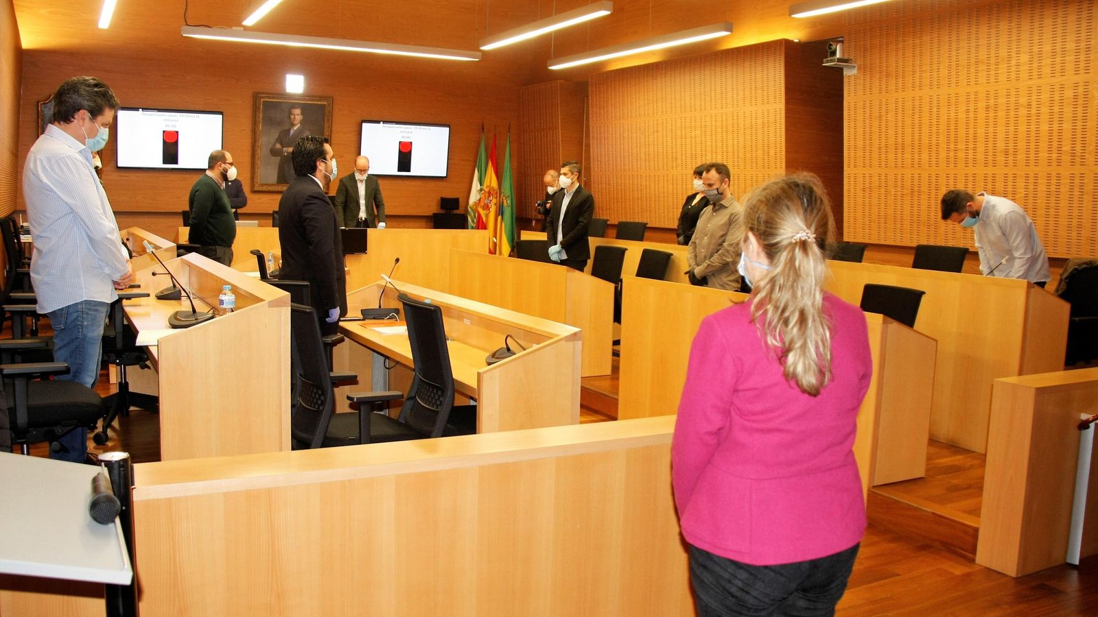 El pleno ha guardado un minuto de silencio en memoria de los fallecidos por el coronavirus.