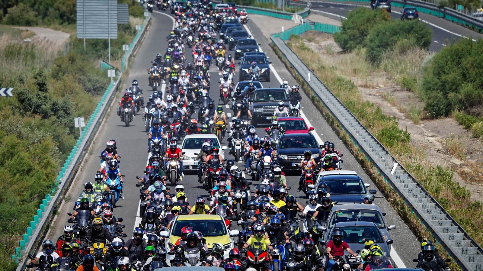 Muchas moteros acuden al Circuito Ángel Nieto de Jerez