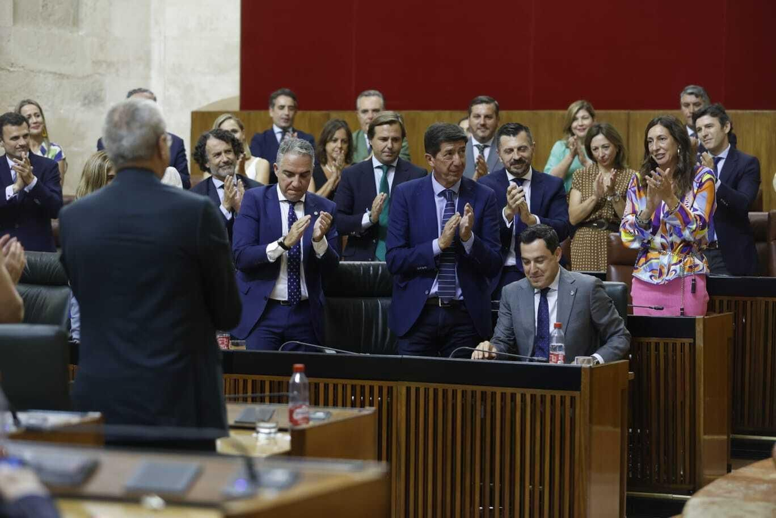 Los diputados del PP y el Gobierno en funciones aplauden a Juanma Moreno tras su discurso de ivnestidura.