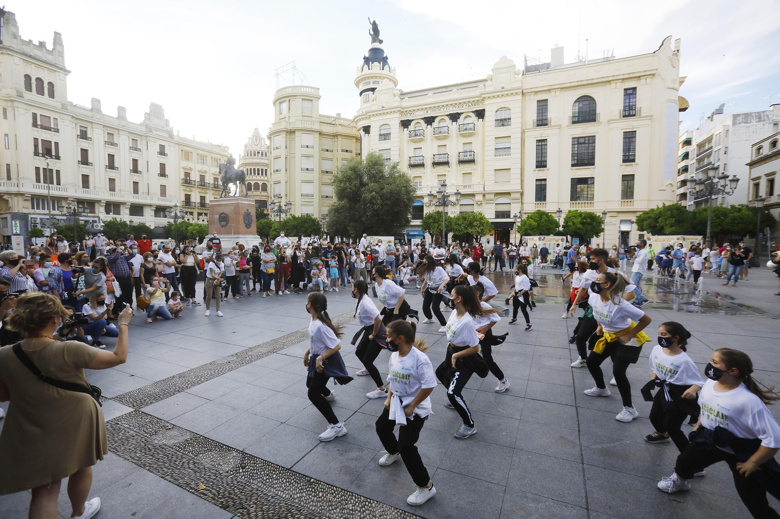 Baile en Las Tendillas por el Día Mundial del Reciclaje.