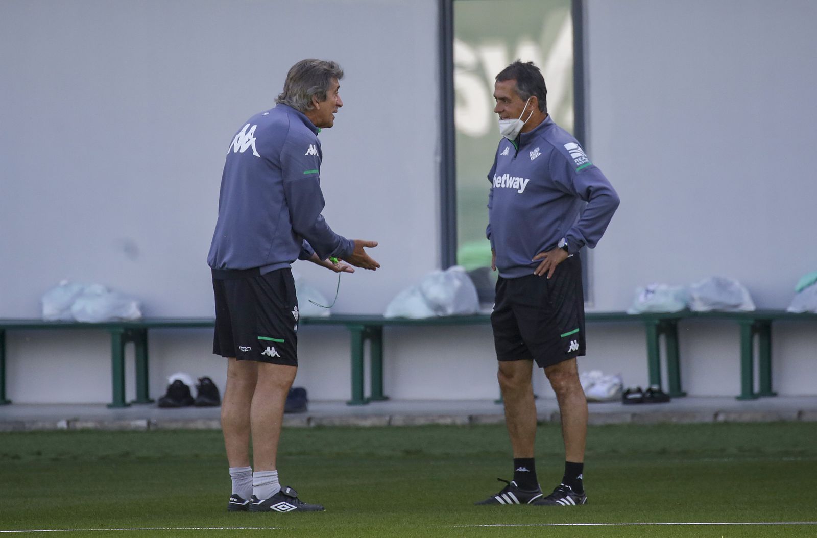 Pellegrini dialoga con Alexis en un entrenamiento.