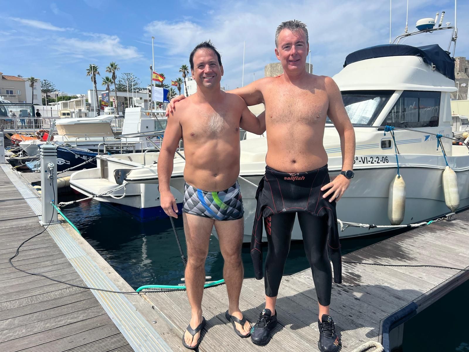 Los dos nadadores, este martes en Tarifa.