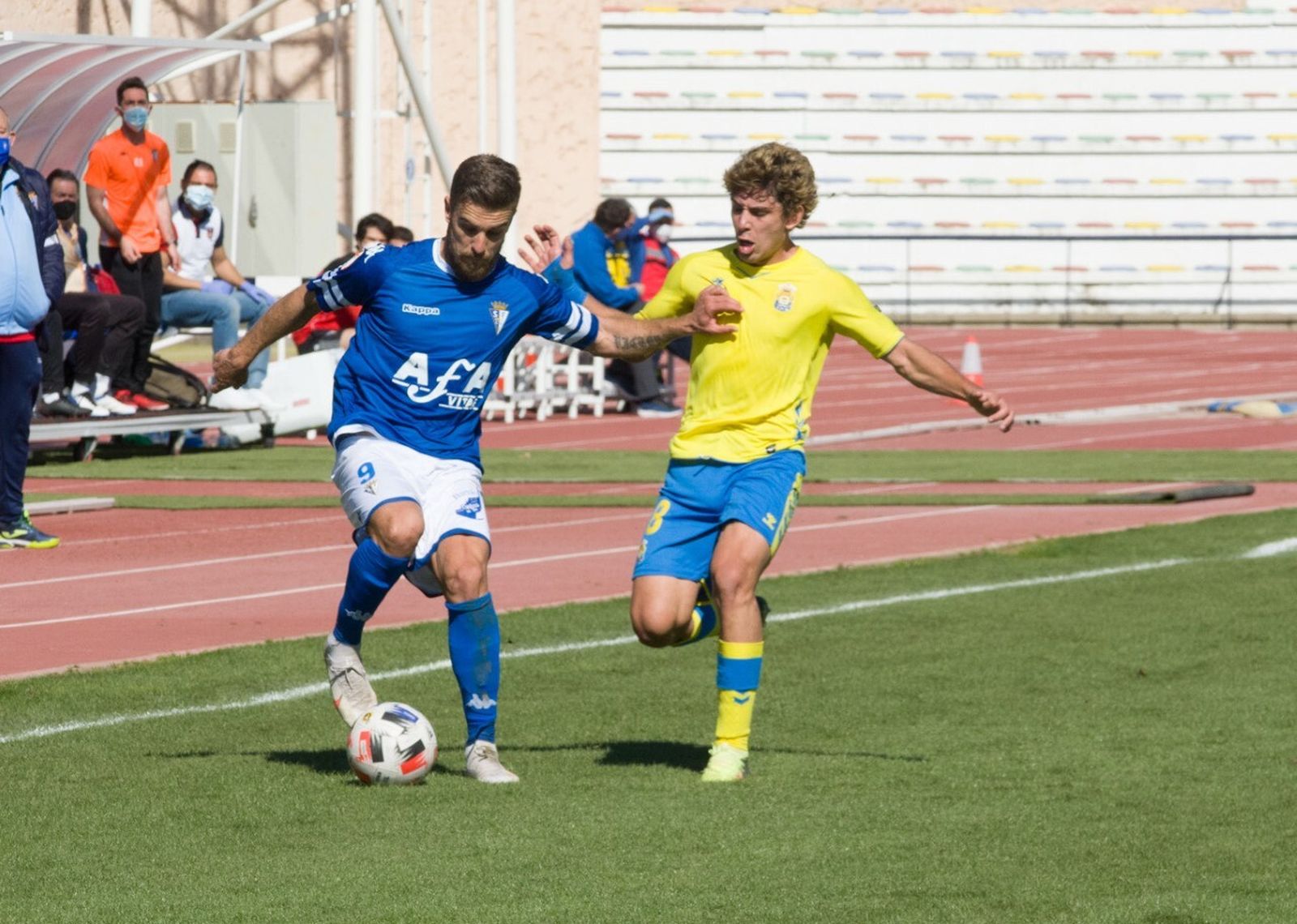 Francis Ferrón trata de zafarse de un rival en una jugada pegada a la banda.