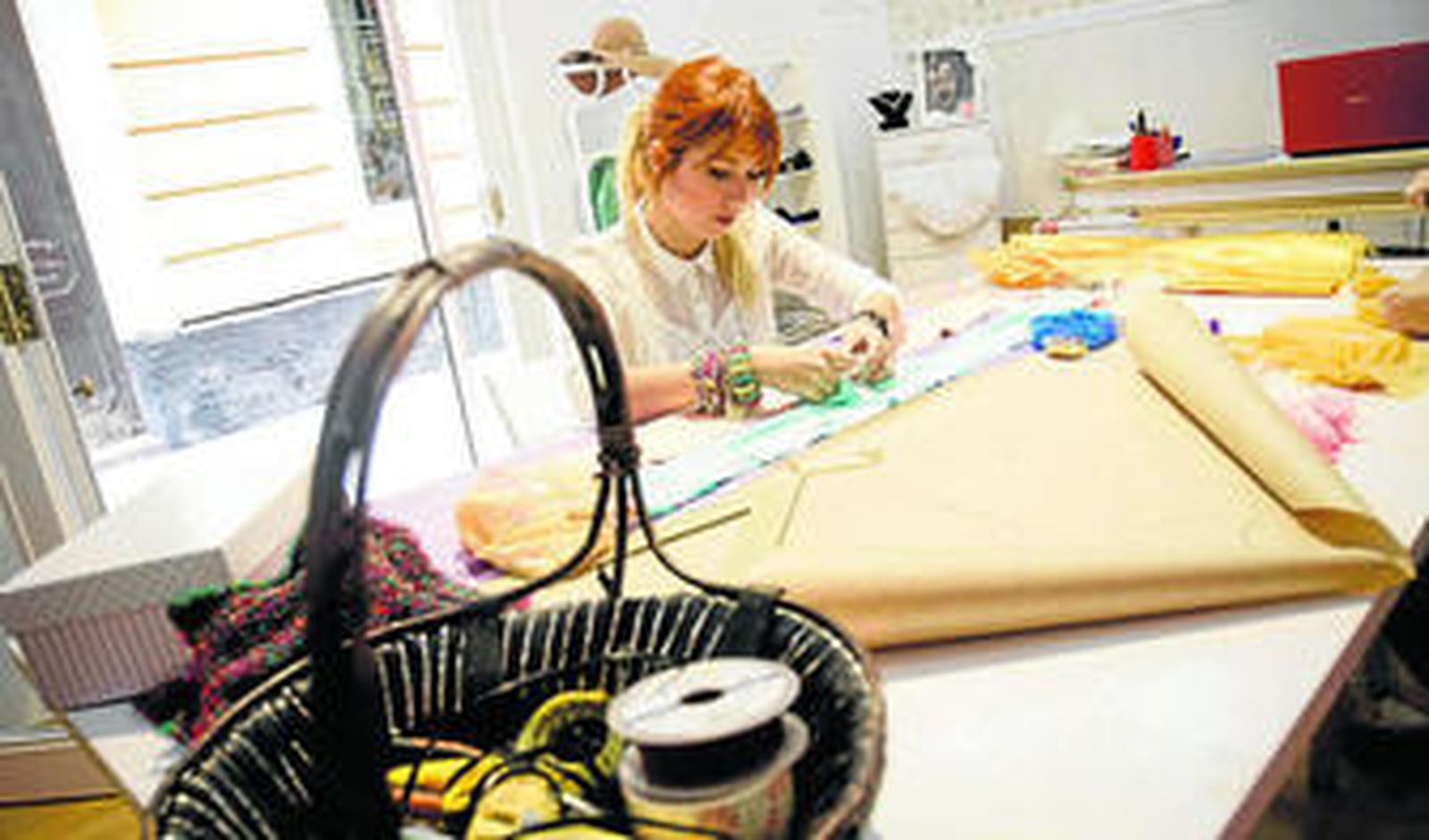 Sandra García Arce trabaja en su taller, ubicado en el número 16 de la calle San Pedro.