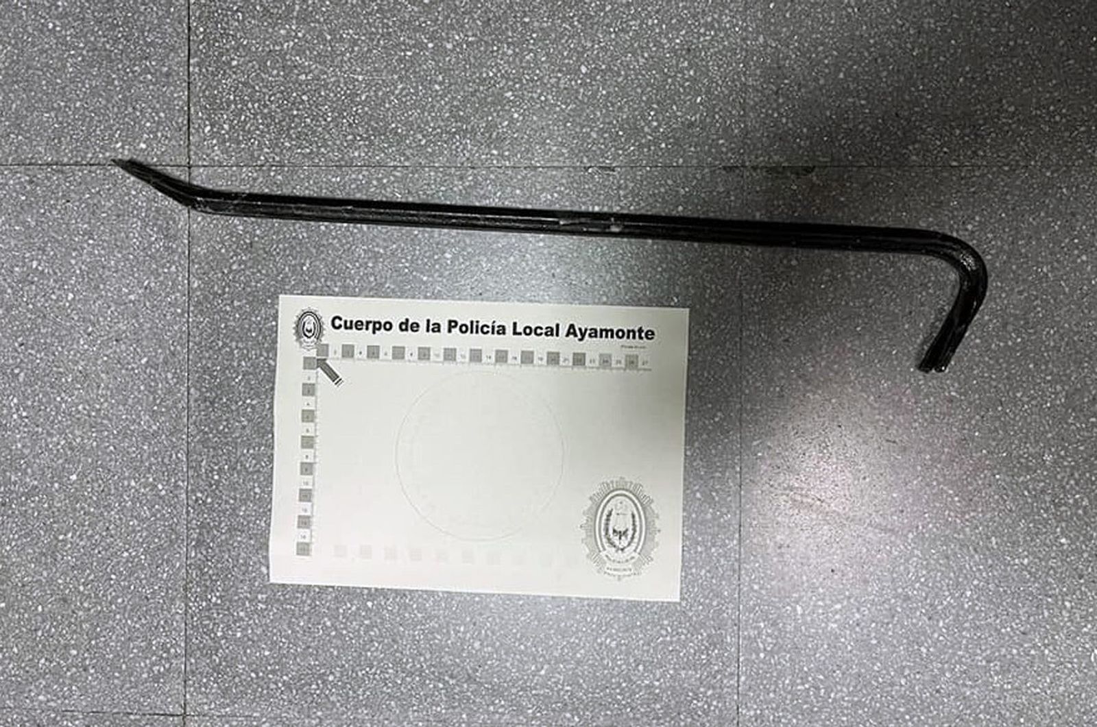 'Barra de uñas' metálica con la que el detenido intentaba forzar las puertas del furgón.