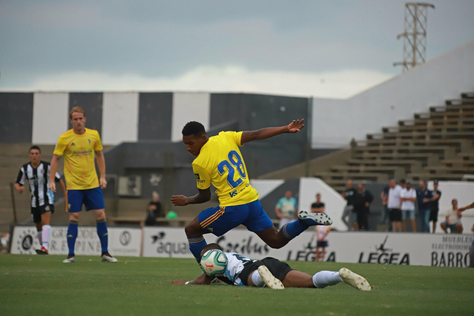 Seth Vega intenta superar a un rival en el partido del sábado en La Línea.