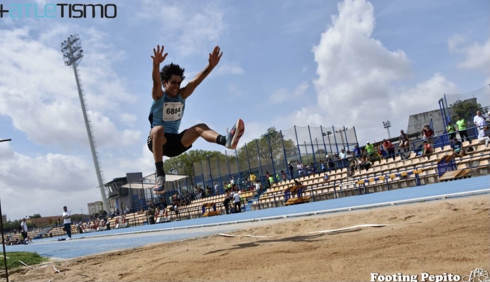 Andrés Guerrero ejecutando salto de longitud.