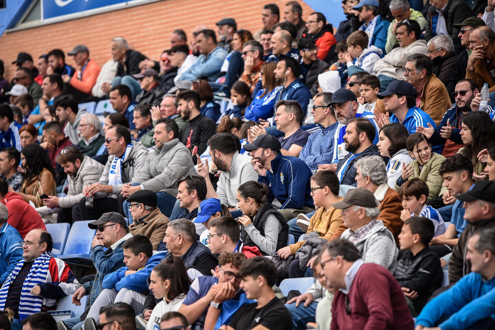 Imágenes de la afición en el Colombino en el Recreativo - Antequera