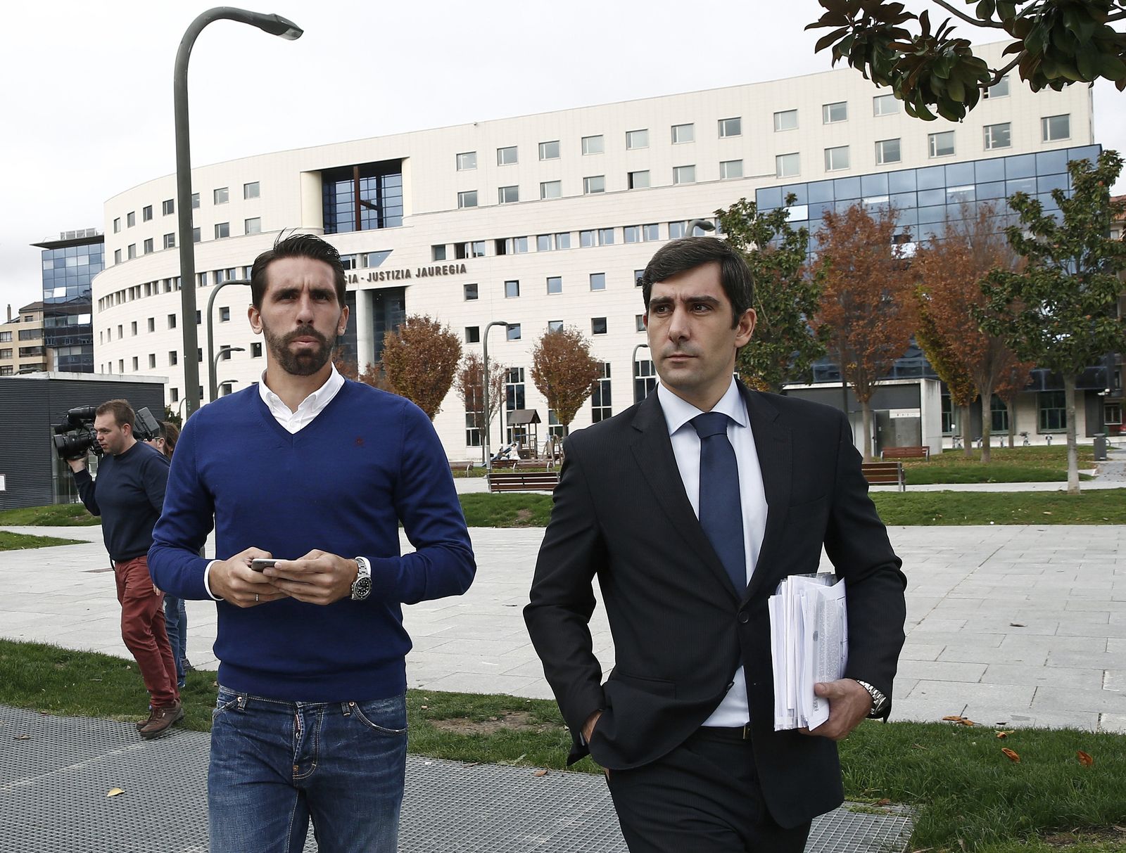 Figueras, con su abogado, cuando declaró en Pamplona.