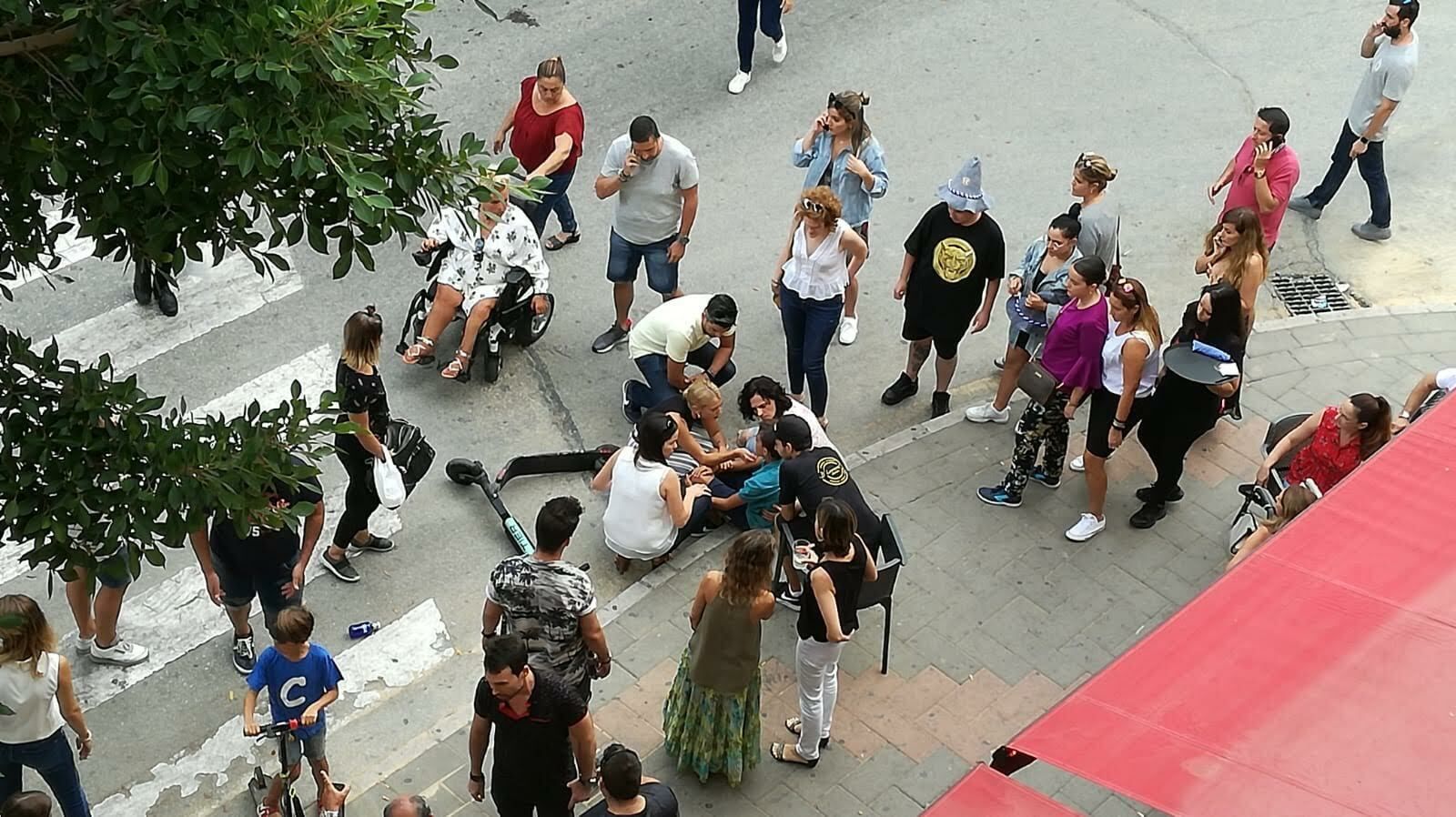 Los transeúntes acudiendo a socorrer al niño.