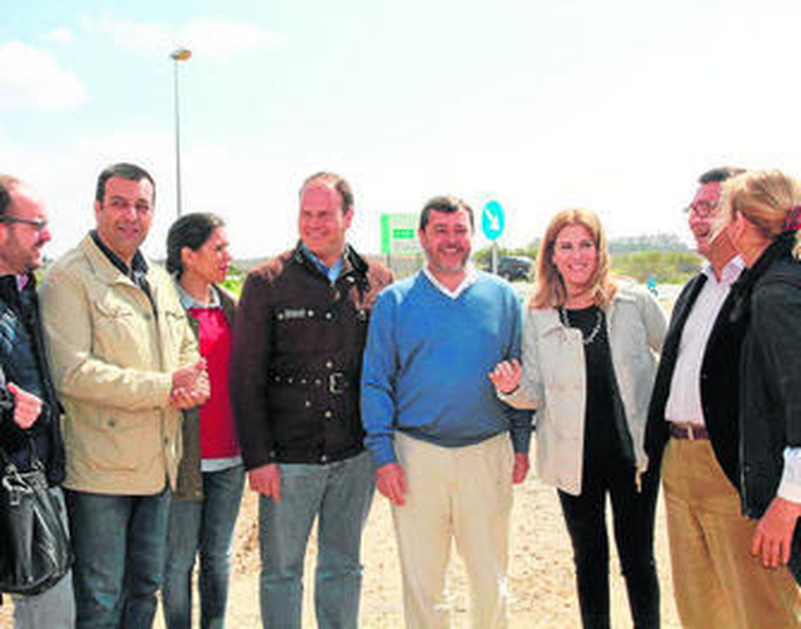 Mestre, junto a Candón, Peña y Curtido, ayer a pie de carretera en la A-491.