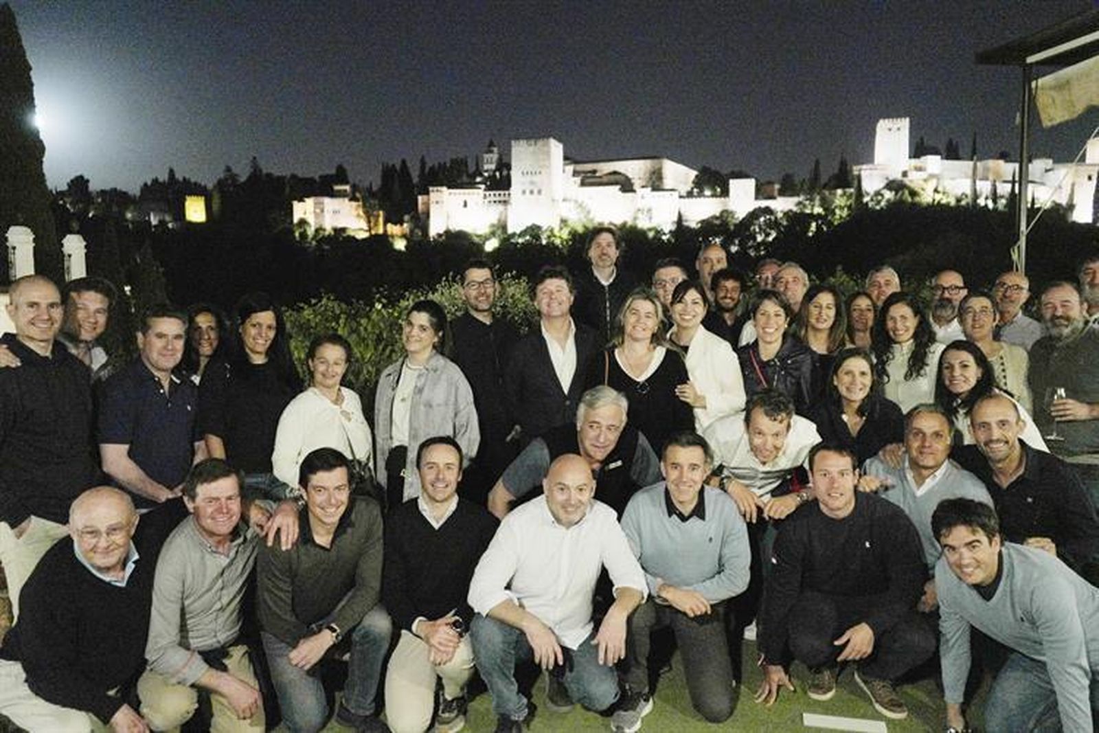 Integrantes de la asamblea de la RFEDI con la Alhambra de fondo.