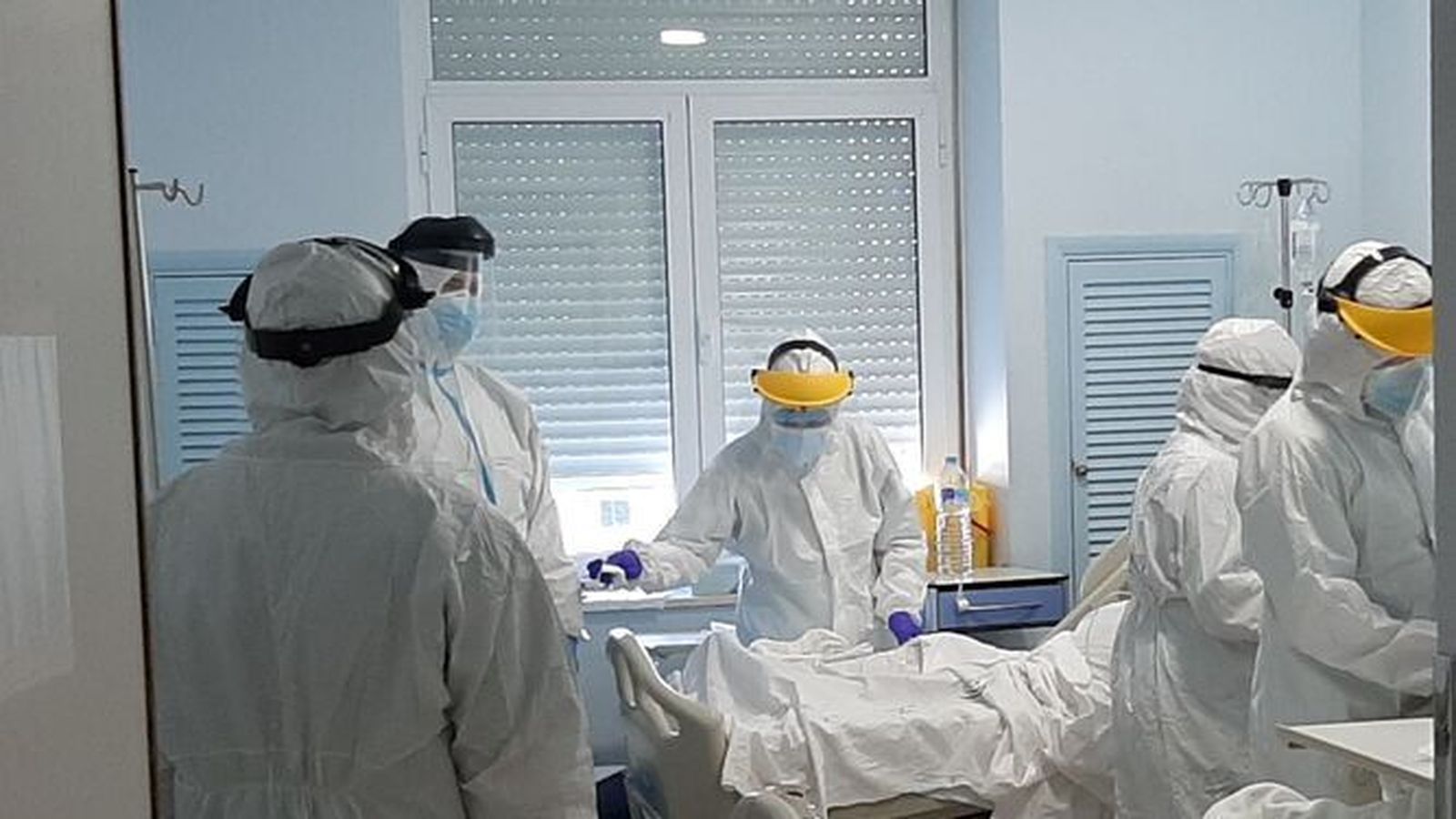 Sanitarios atendiendo a un paciente covid en el Puerta del Mar.