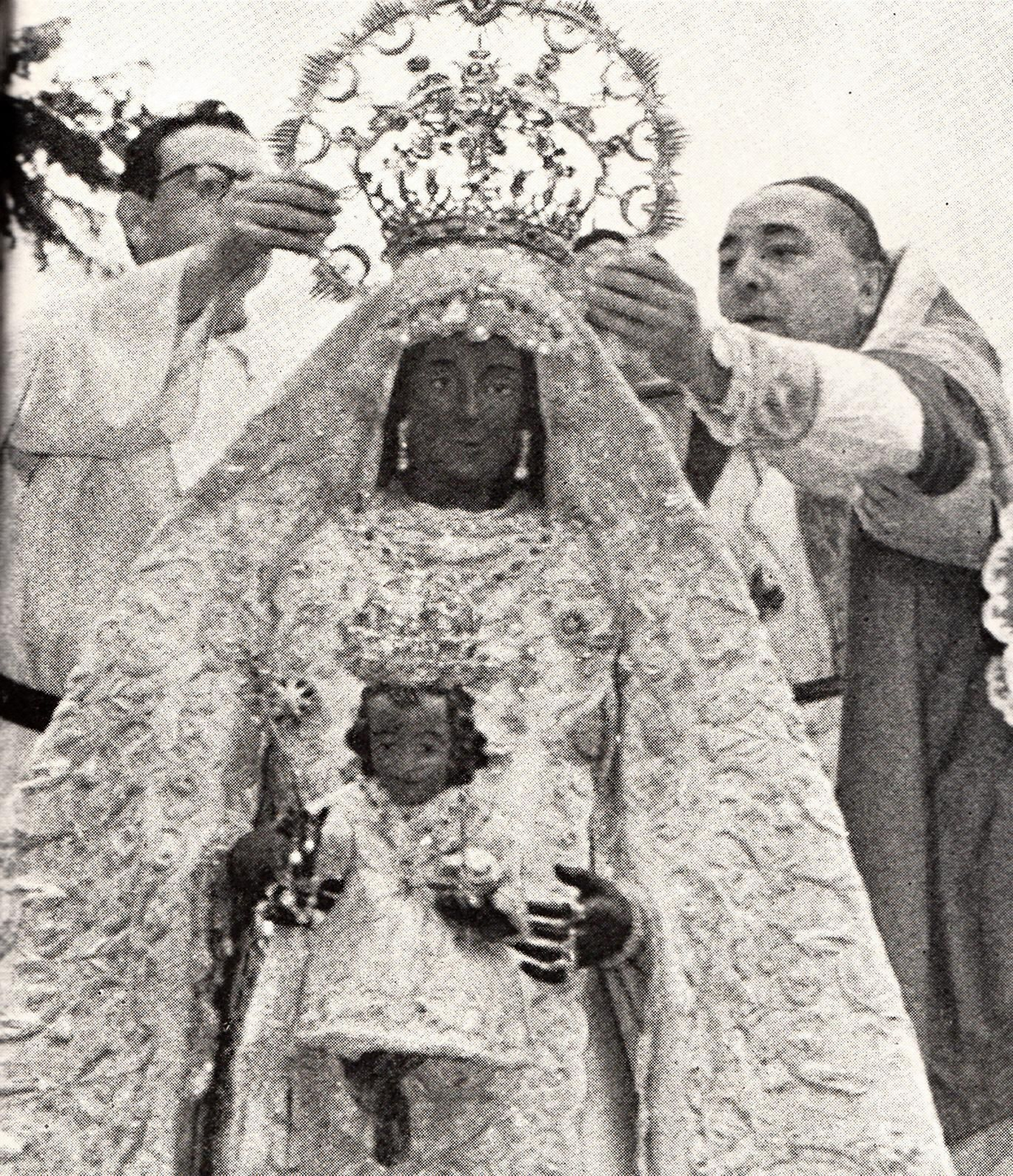 Momento de la Coronación Canónica de la Virgen de la Merced por parte de Bueno Monreal. Momento de la Coronación Canónica de la Virgen de la Merced por parte de Bueno Monreal.