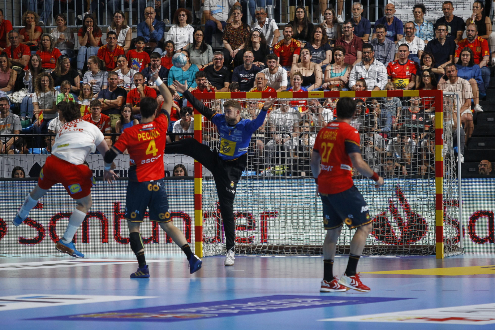 Imágenes del España-Dinamarca de la EHF Euro Cup de balonmano, en Almería
