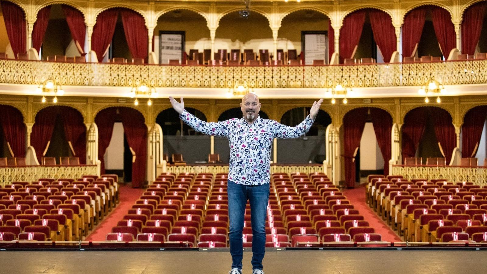 Javier Ruibal, en el escenario del Gran Teatro Falla.
