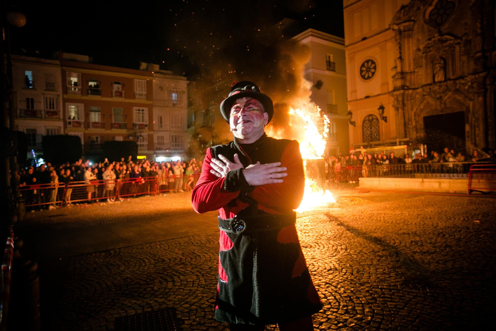 El pregón  y la quema del dios Momo en imágenes