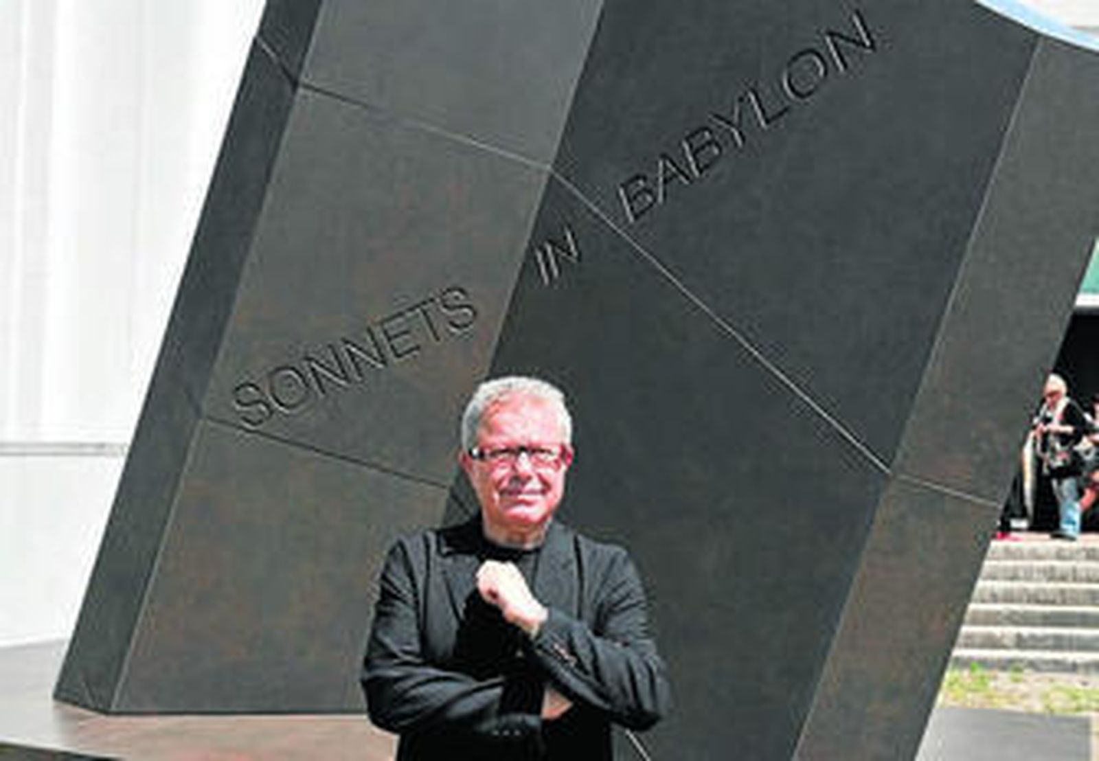 Daniel Libeskind posa junto a la escultura realizada con Dekton, en Venecia.