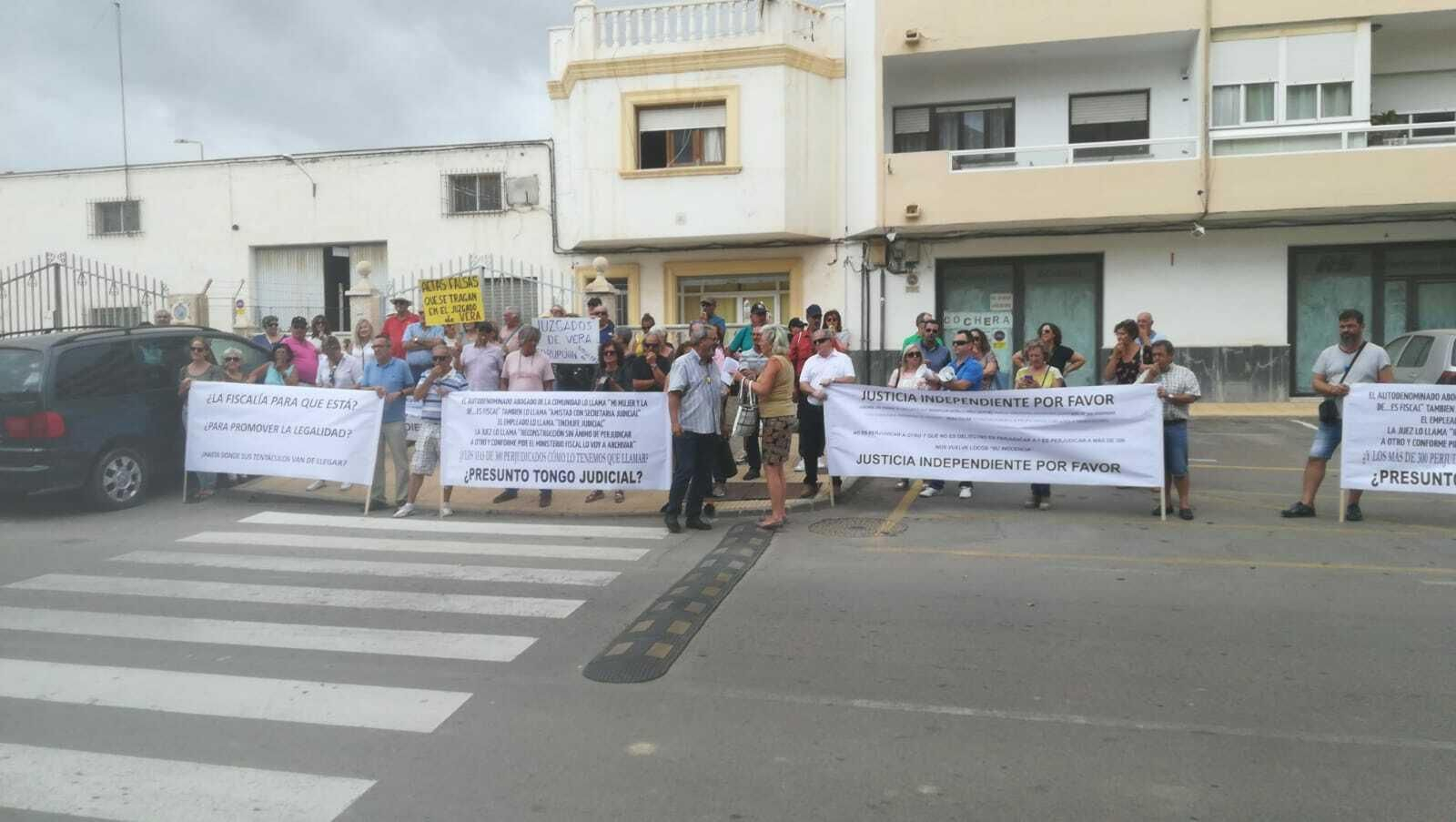 Vecinos de la urbanización Natura World de Vera se manifestaron ayer frente a los juzgados.