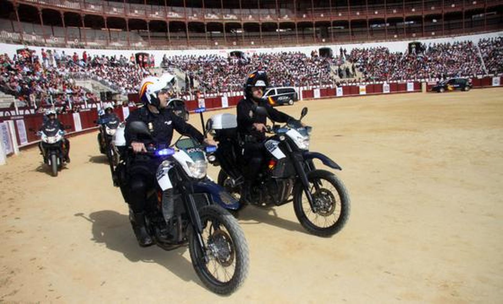 Exhibición policial ante escolares en La Malagueta

Foto: Javier Albiñana