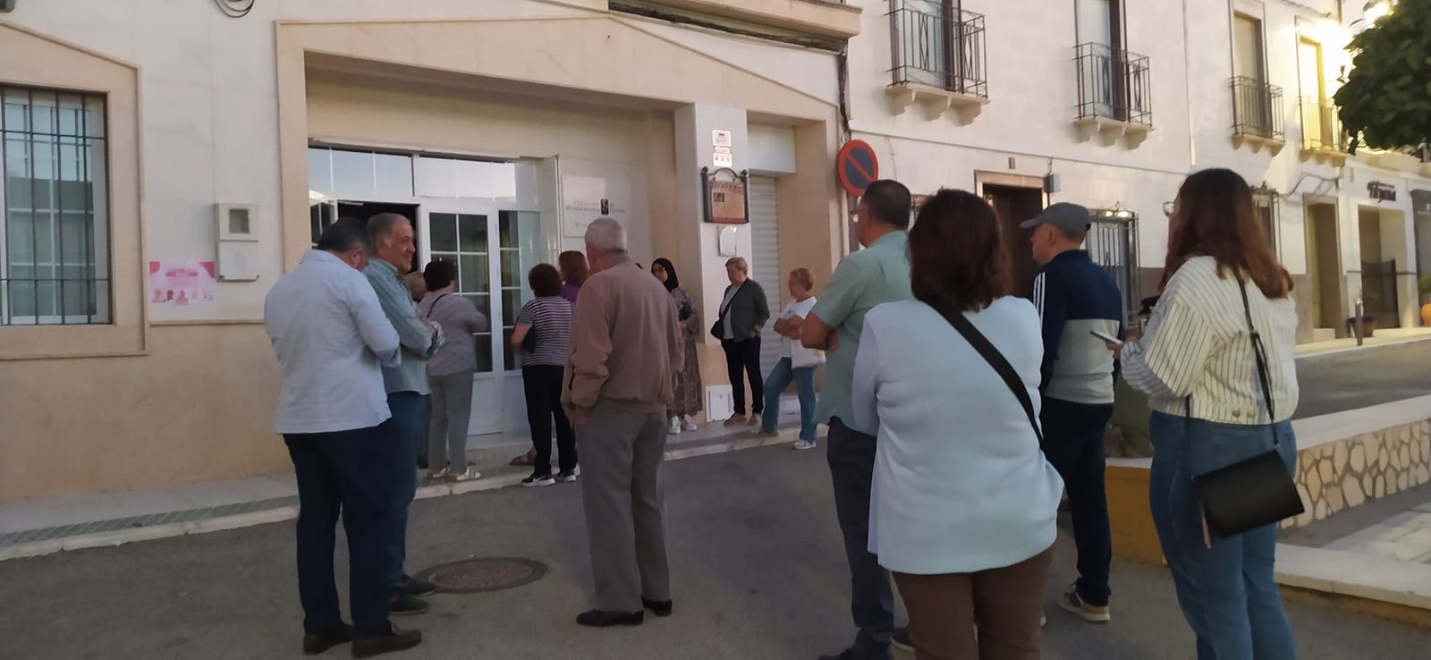 Colas de vecinos a las puertas del consultorio de Gilena.