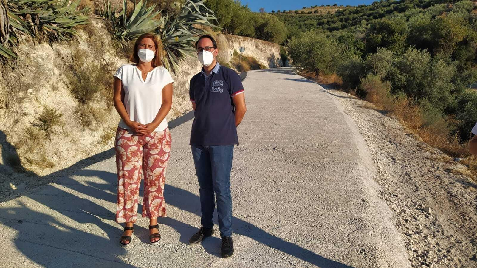 Cristina Piernagorda y Juan José Castro en el camino de La Zarza de Baena.