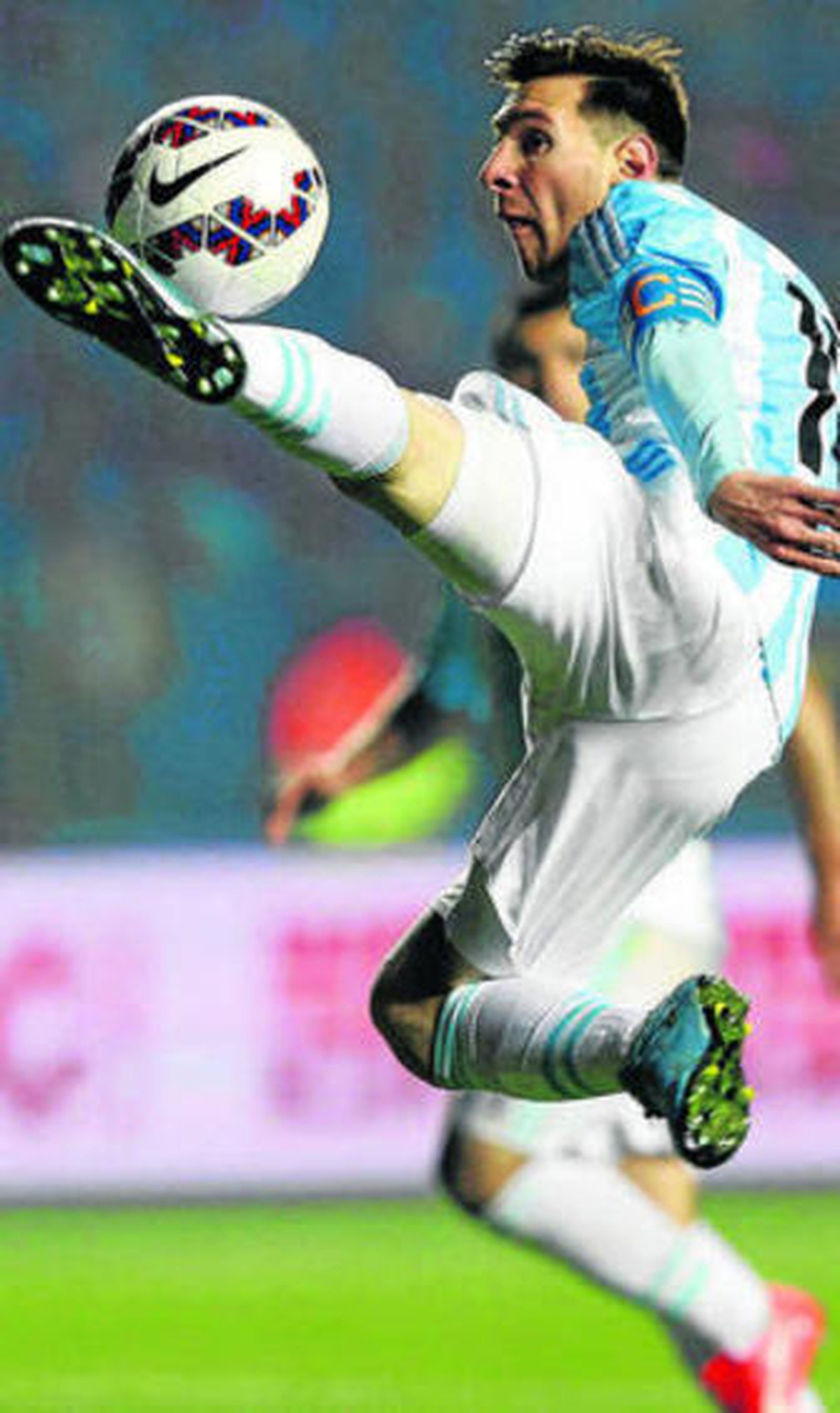 Messi trata de controlar el balón durante el choque ante Paraguay.