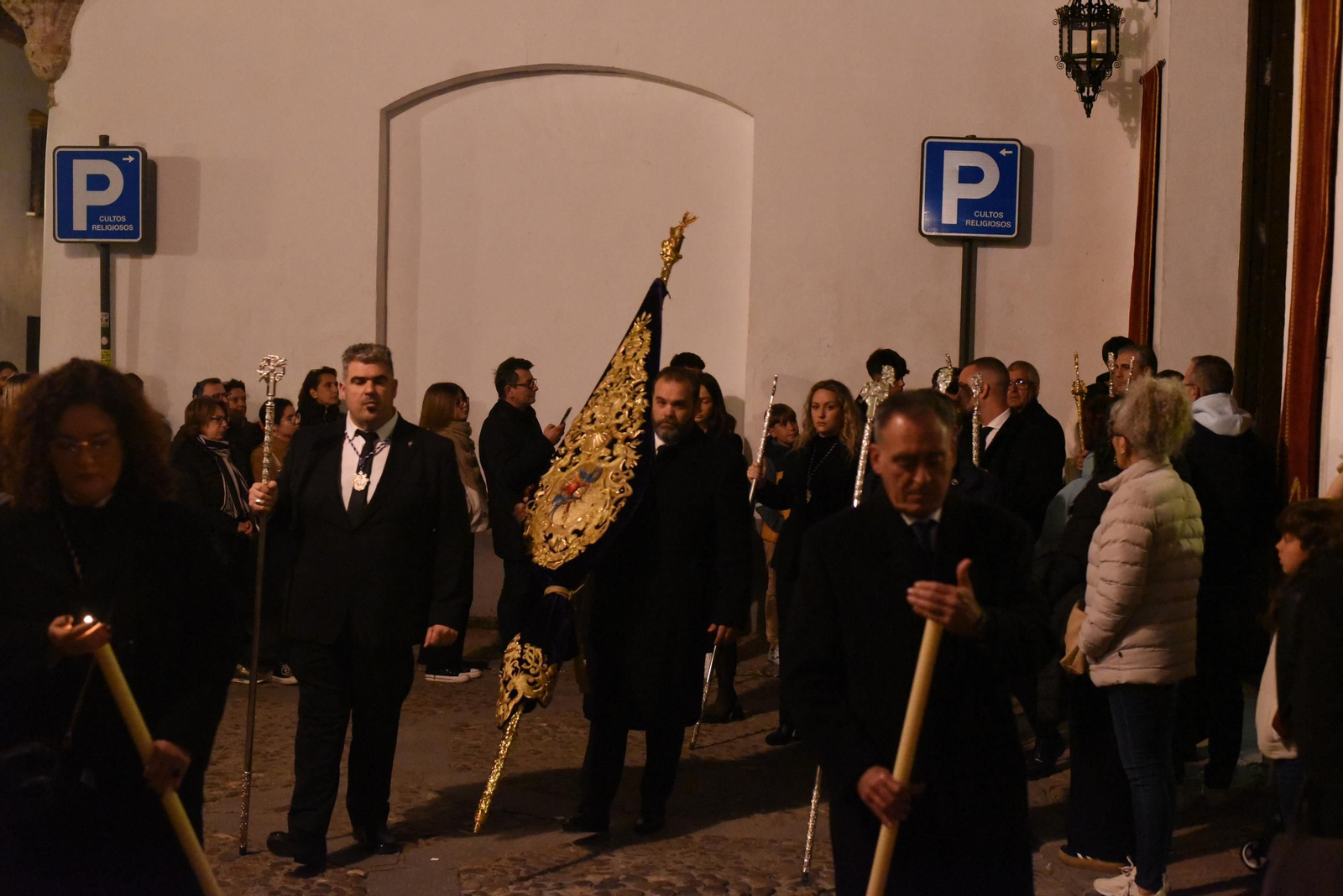 El vía crucis del Señor de Pasión por las calles de San Basilio, en imágenes