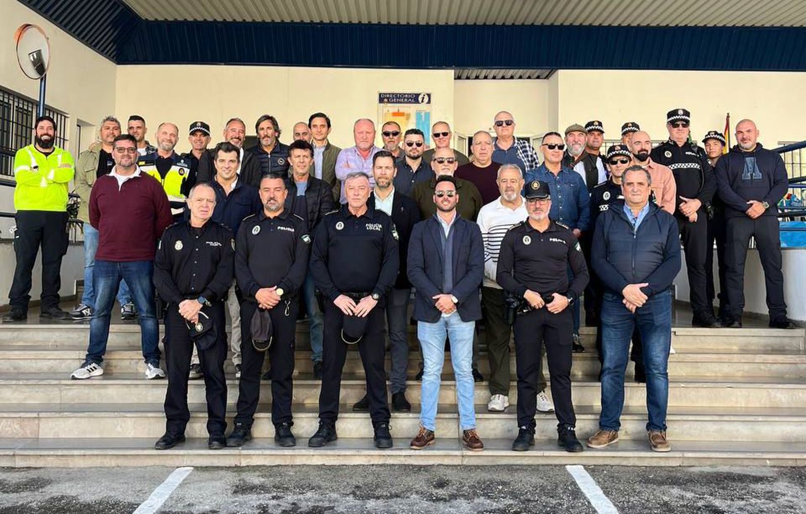 Parte de la plantilla de la Policía Local, con el homenajeado.