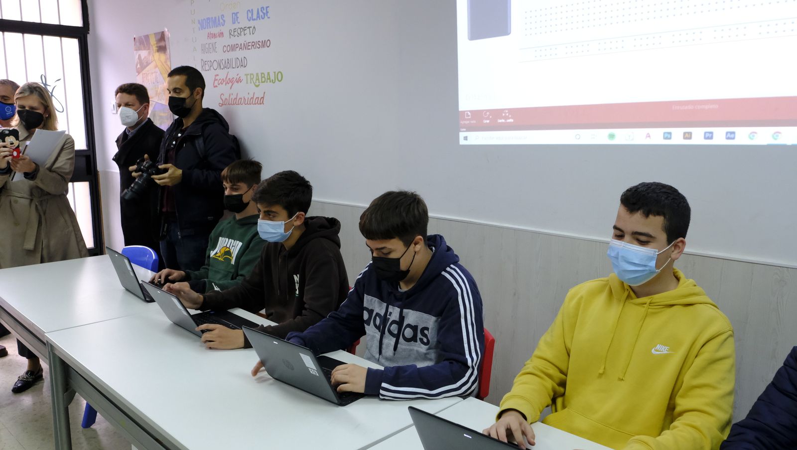 Imágenes de la visita del Alcalde de Almería al Colegio La Safa, por su 75 aniversario.