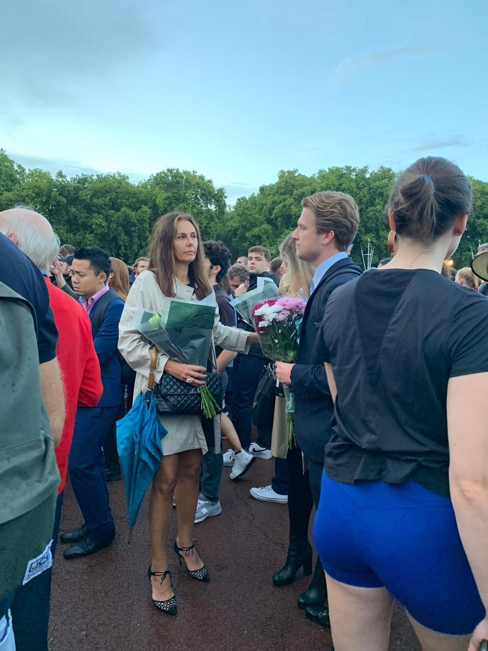 Los británicos acuden a Buckingham Palace tras el anuncio de la muerte de Isabel II