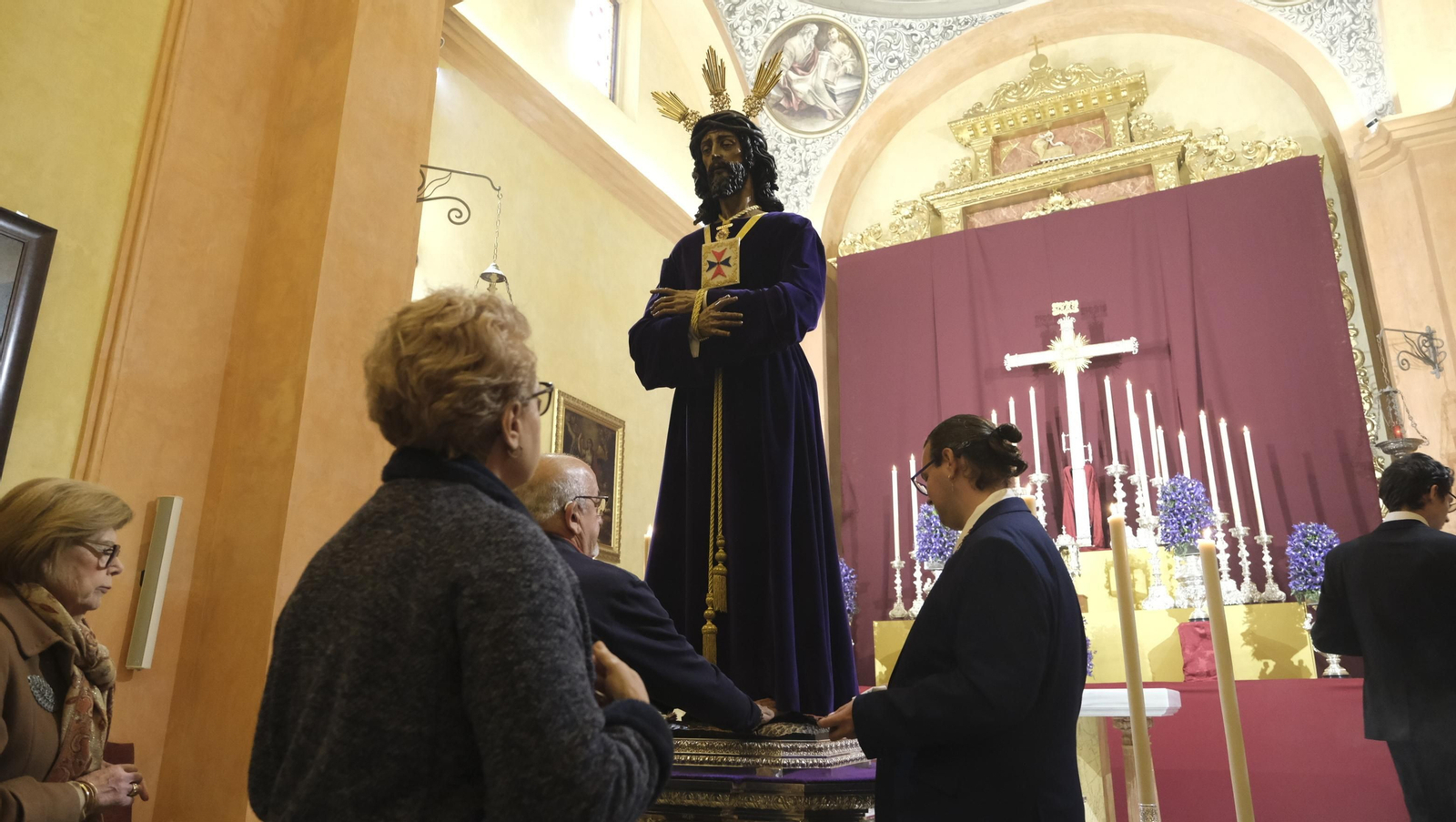 Imágenes del multitudinario besapiés del Cristo de Medinaceli en la Catedral de Almería
