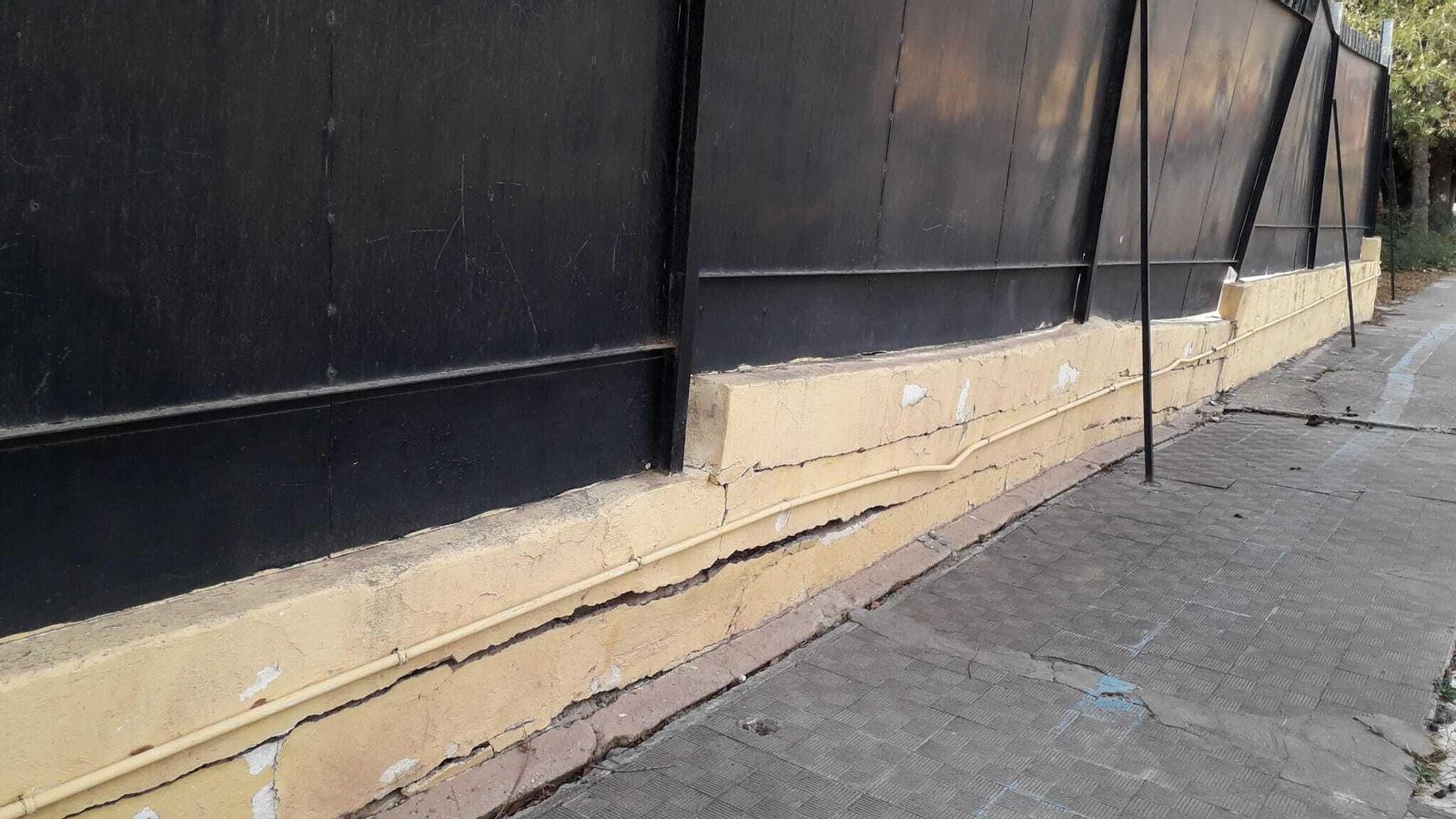 Grietas y desplazamiento del vallado en otro punto del centro. Grietas y desplazamiento del vallado en otro punto del centro.