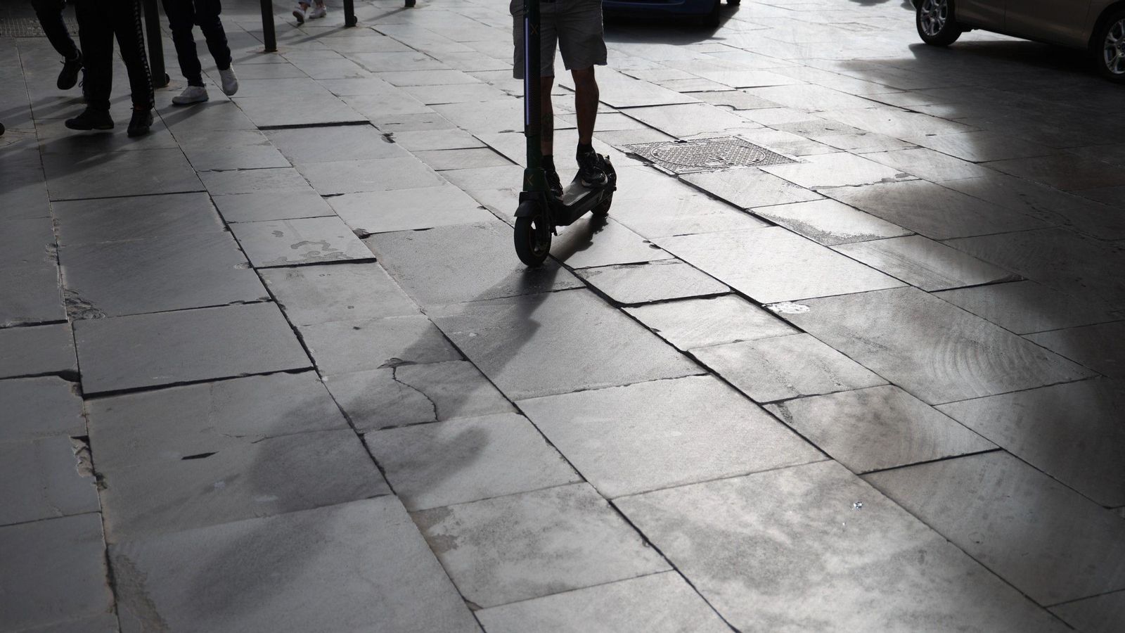 Un patinete eléctrico por la zona afectada.