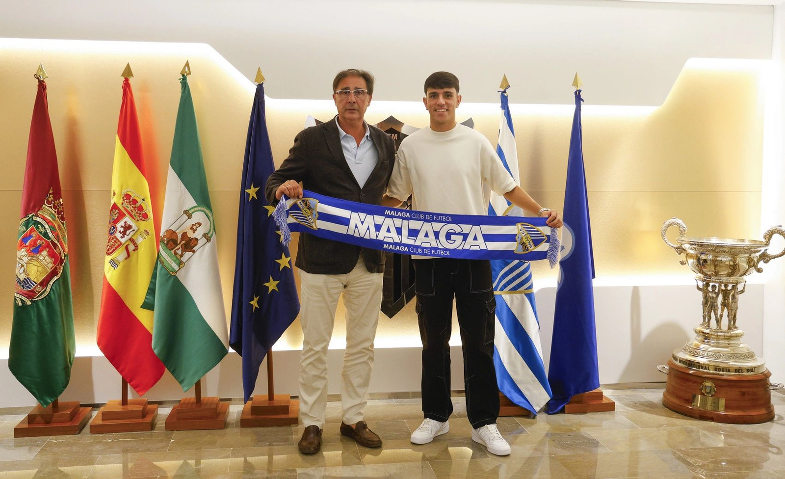 Izan Merino posa con Loren Juarros tras firmar su renovación Izan Merino posa con Loren Juarros tras firmar su renovación