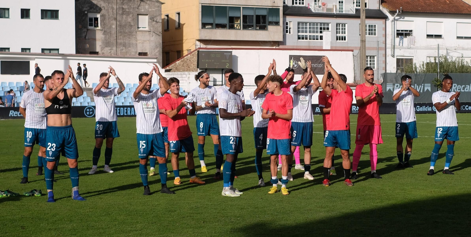 Los jugadores del Córdoba CF saludan a sus aficionados desplazados a Vigo.