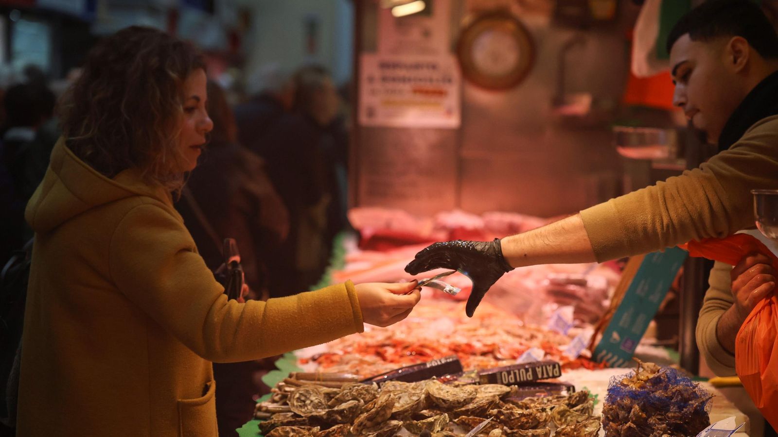Una mujer comprando en el mercado de Atarazanas.