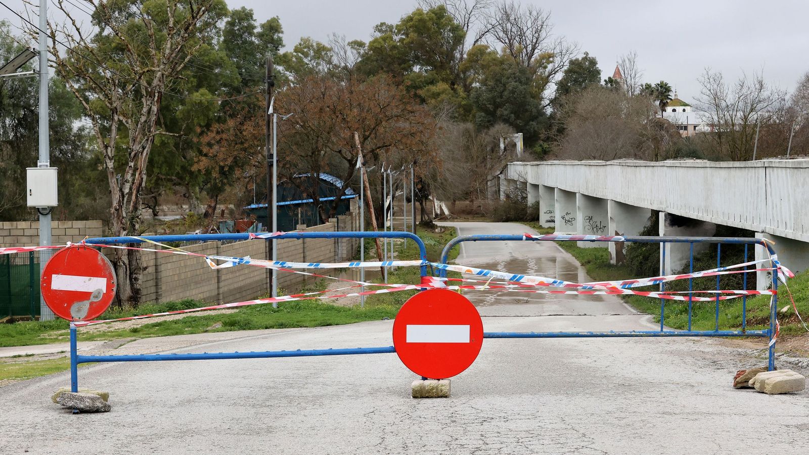 Hay rutas de transporte escolar con problemas en los accesos o cortes de carretera.