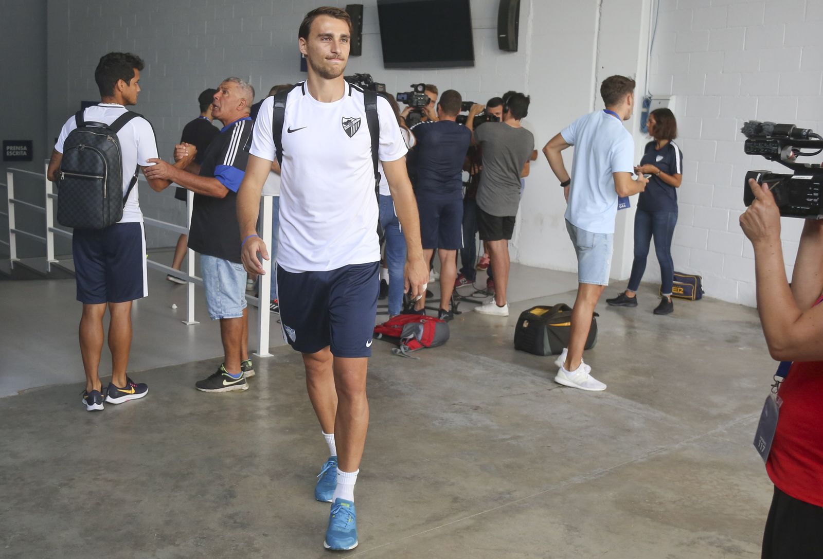 Ignasi Miquel camina hacia el autobús del club.