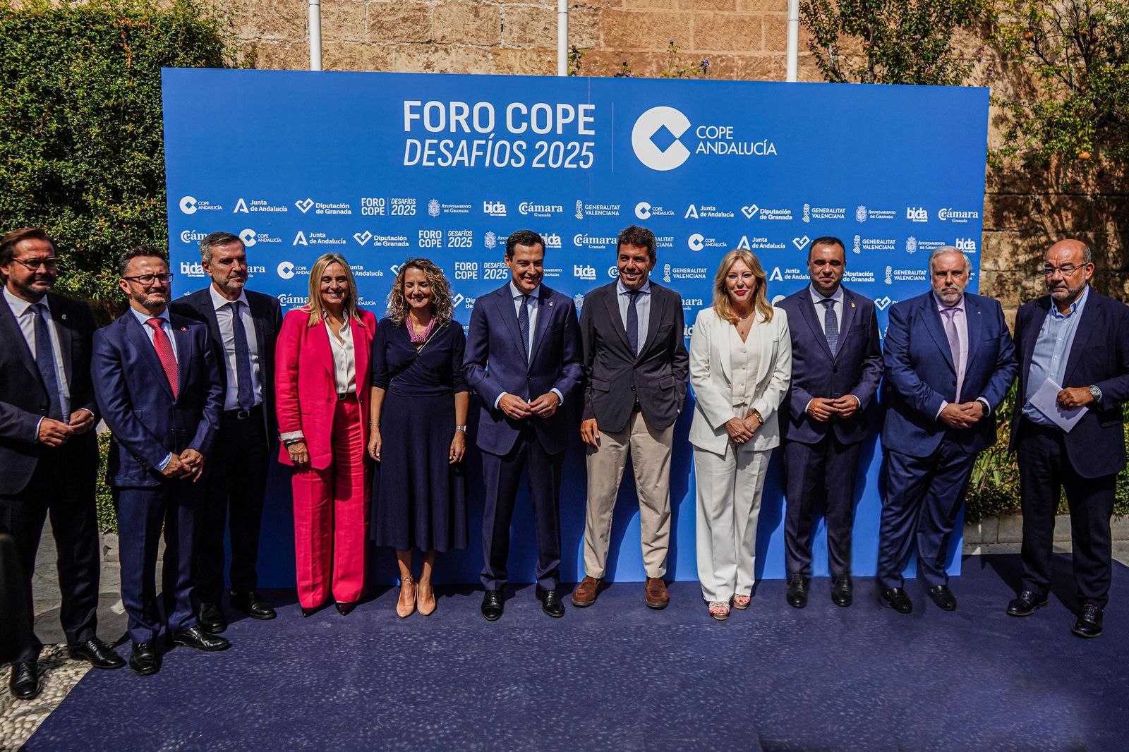 Juanma Moreno y Carlos Mazón, acompañados del resto de autoridades antes del Foro Desafíos COPE