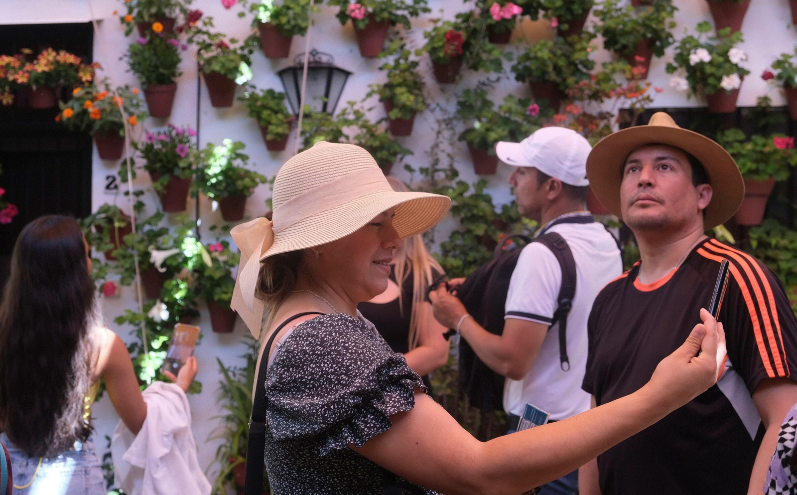 Los Patios de Córdoba se llenan de turistas en su primer fin de semana, en imágenes