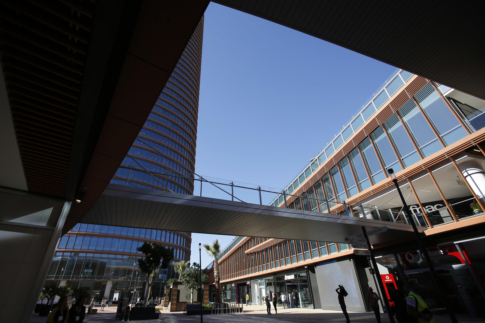 Los preparativos de la próxima apertura del centro comercial Torre Sevilla, en imágenes