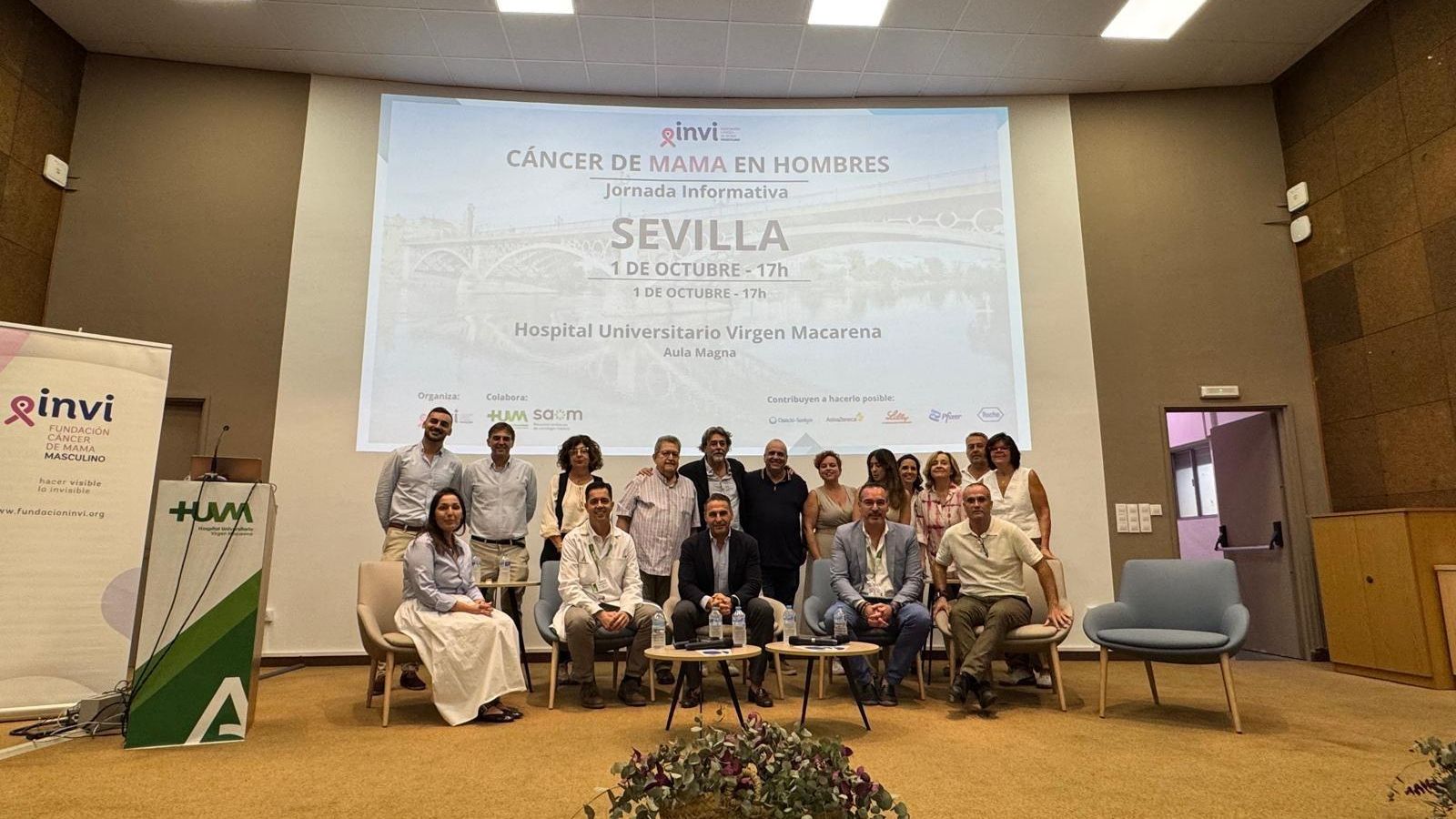 Foto de familia de los participantes en las jornadas en el Hospital Virgen Macarena.