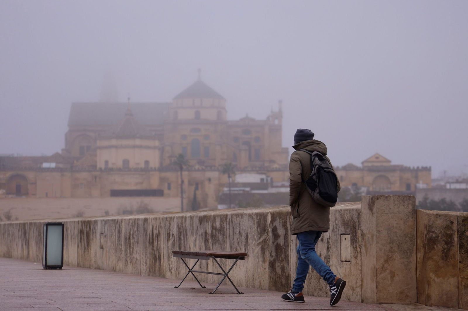 Córdoba amanece bajo la niebla el último día de 2025, en fotos